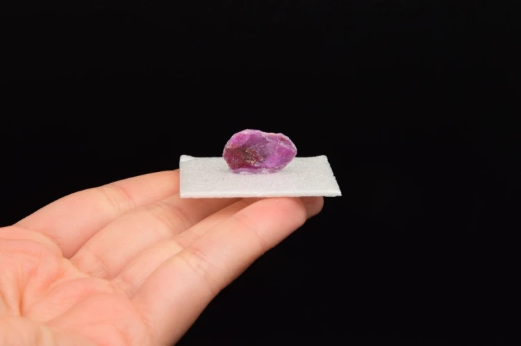 * RUBIN MOZAMBIK PIĘKNY MINERAŁ W PUDEŁECZKU ŚWIECI W UV NR 2 *