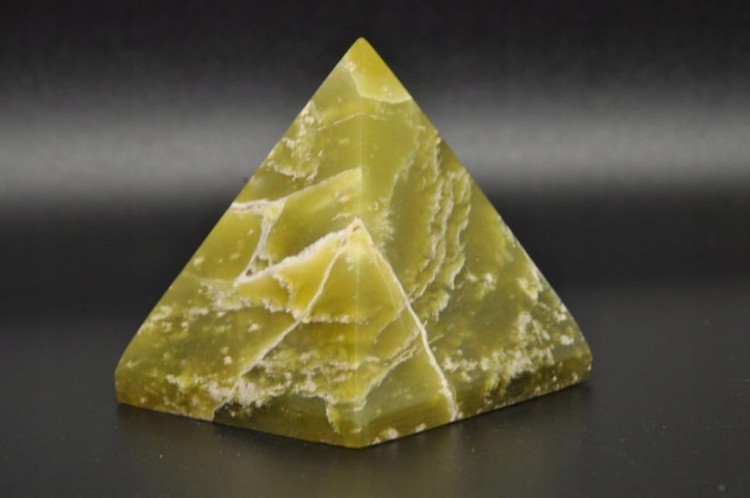 * SERPENTYNIT SERPENTYN NATURALNY OKAZ W FORMIE PIRAMIDY ZIELONY NR 1 *