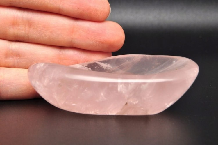 * KWARC RÓŻOWY UROCZA MAŁA MISKA NATURALNY MINERAŁ NR 2 *